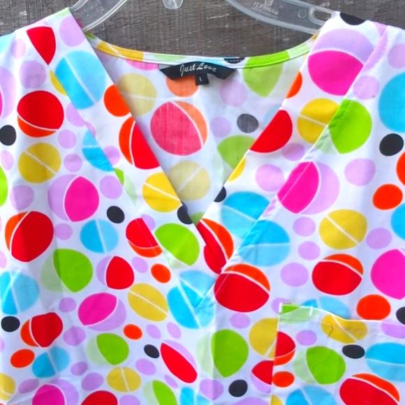 🆕🩺💉Medical Scrub Top 3 Pocket Just Love White Background Multi Color Circl… - Picture 8 of 9